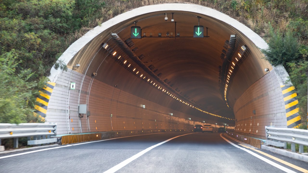 Einfahrt in einen Tunnel