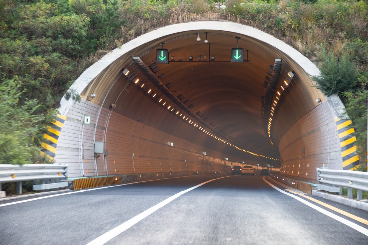 Einfahrt in einen Tunnel