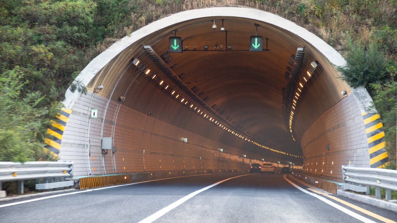 Einfahrt in einen Tunnel