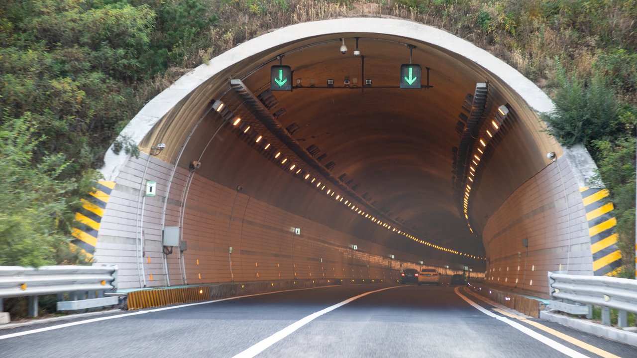 Einfahrt in einen Tunnel