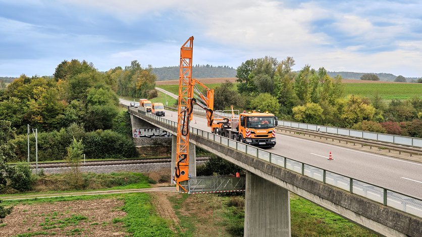 Bild zeigt Hauptprüfung mit Brückenuntersichtgerät, hier die Hauptprüfung der Brücke im Zuge der B 293 bei Eppingen im Herbst 2024