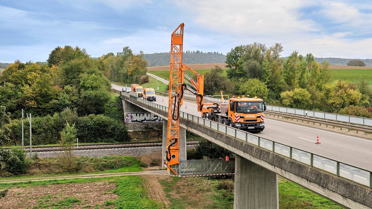 Bild zeigt Hauptprüfung mit Brückenuntersichtgerät, hier die Hauptprüfung der Brücke im Zuge der B 293 bei Eppingen im Herbst 2024