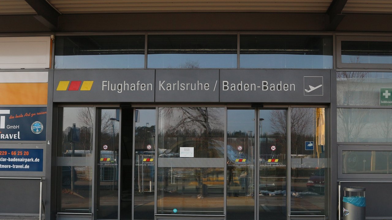 Eingangstür des Flughafens Karlsruhe/Baden-Baden