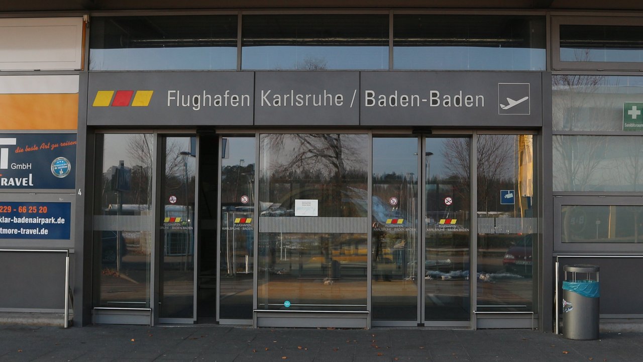 Eingangstür des Flughafens Karlsruhe/Baden-Baden