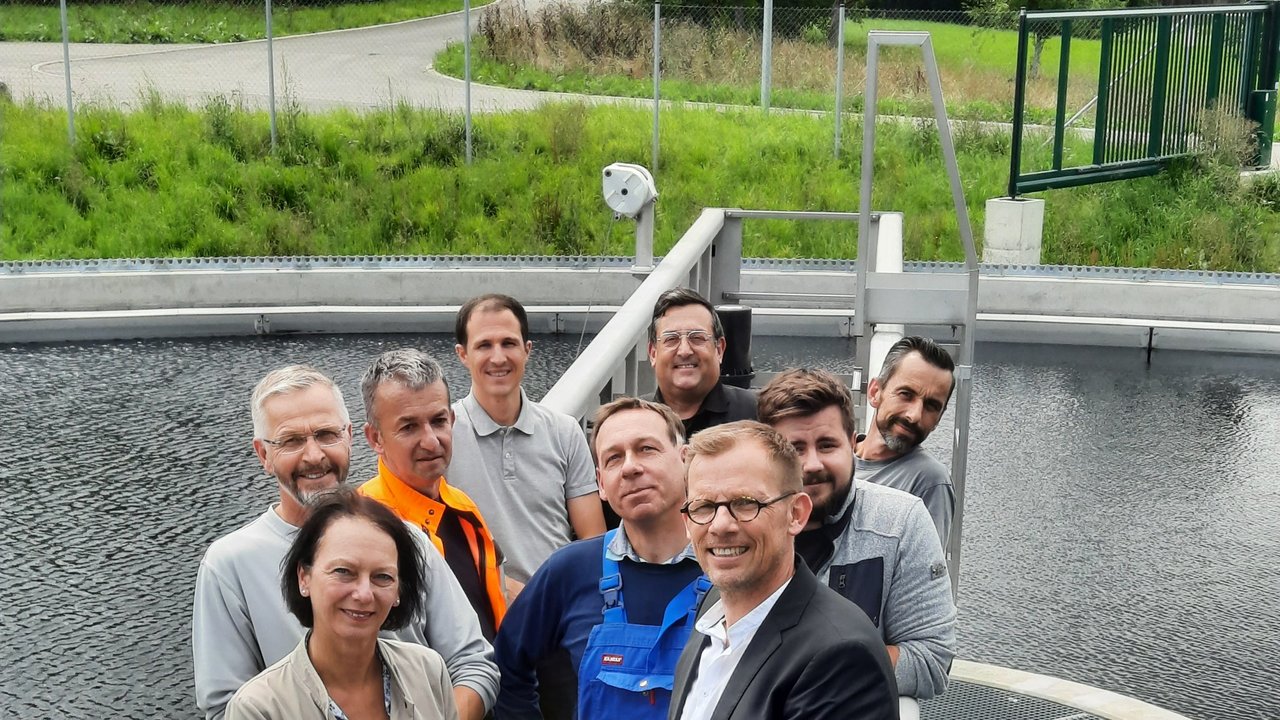 Regierungspräsidentin Susanne Bay mit Oberbürgermeister Uwe Skrzypek und dem Team der Kläranlage Strudelbach