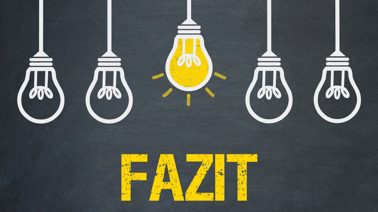 Tafel mit Glühbirnen und dem Schriftzug Fazit