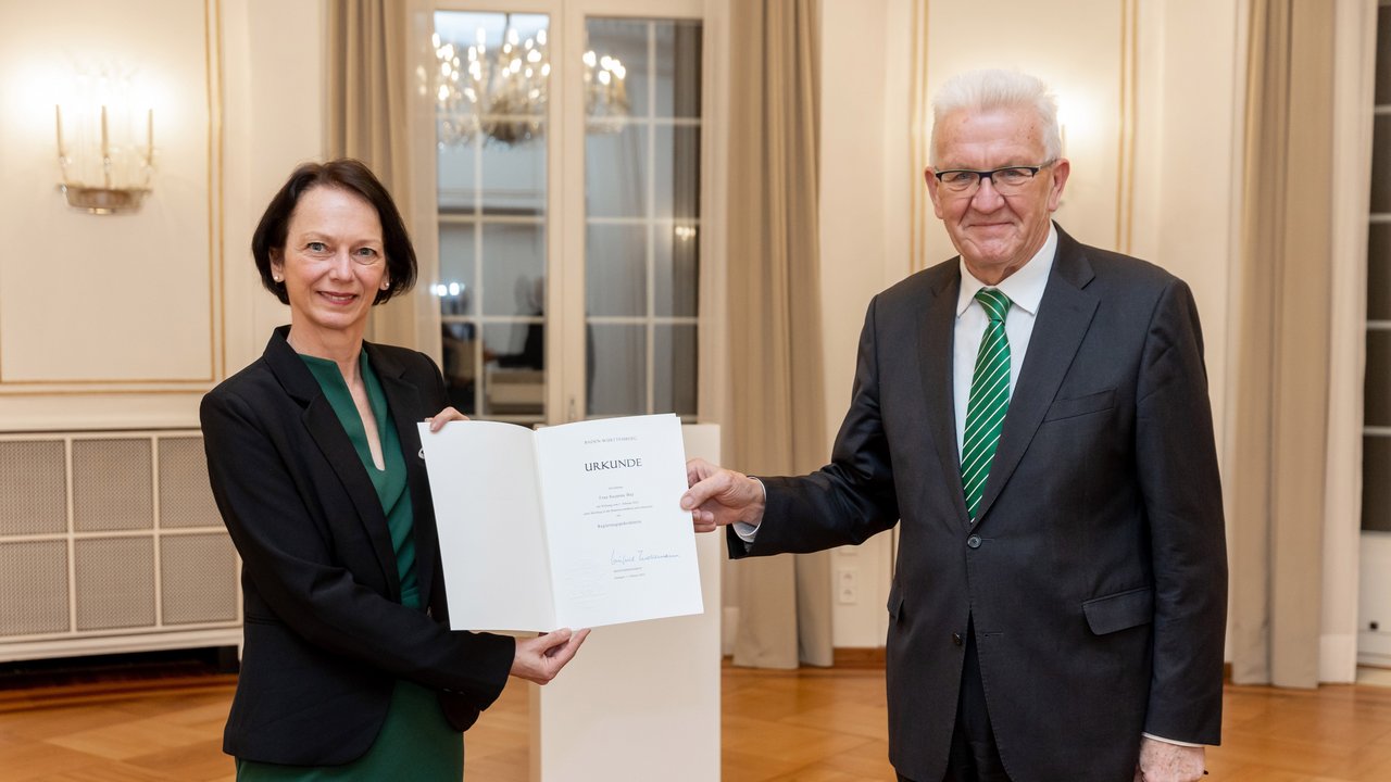 Urkundenübergabe an neue Stuttgarter Regierungspräsidentin