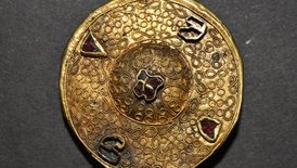 Filigranverzierte Goldscheibenfibel aus einer Frauenbestattung des frühen 7. Jh.; (Durchmesser 3,6 Zentimeter)