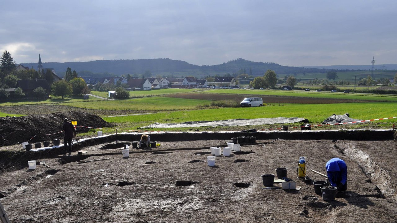 Studierende des Instituts für Ur- und Frühgeschichte der Universität Tübingen beim Freilegen des Hausgrundrisses eines Langhauses aus der zweiten Hälfte des 6. Jahrtausends v. Chr.