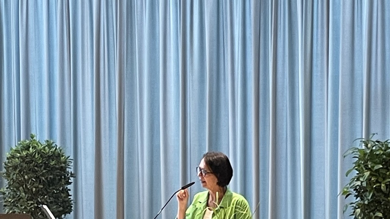 Regierungspräsidentin Susanne Bay betont in ihrer Rede bei der Amtsverpflichtung von Oberbürgermeister Michael Makurath, dass die Stadt Ditzingen bei verschiedenen Projekten eine Vorreiterrolle im Land inne hatte Regierungspräsidentin Susanne Bay betont in ihrer Rede bei der Amtsverpflichtung von Oberbürgermeister Michael Makurath, dass die Stadt Ditzingen bei verschiedenen Projekten eine Vorreiterrolle im Land inne hatte
