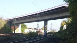 Seitenansicht der Brücke