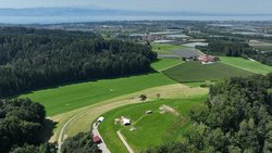 Übersicht über die Lenensburg mit Blick auf den Bodensee und die Schweizer Alpen. 