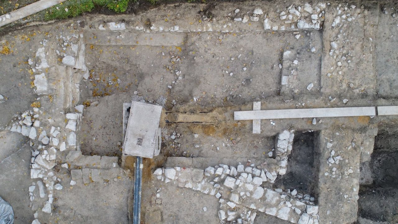 Ausschnitt der Ausgrabungsfläche: Rechts das Stadtmauerfundament, links die Nordwand des „Alten Amtsgerichts”, in der oberen Bildmitte ein spätmittelalterlich-frühneuzeitlicher Keller. Schräg durch das Bild verläuft die wahrscheinlich spätmittelalterliche Umfassungsmauer des Schlossbezirks
