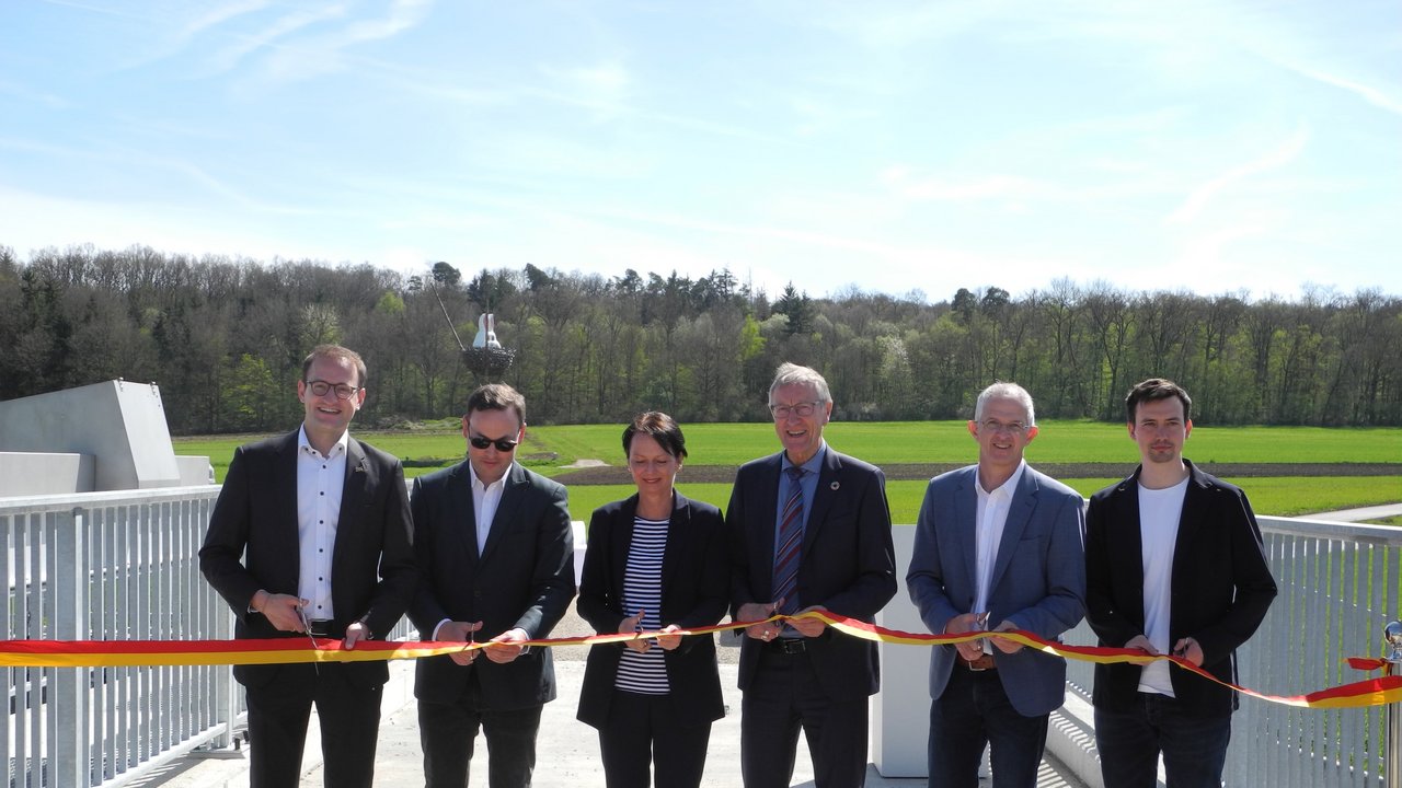Landrat Roland Bernhard, Regierungspräsidentin Susanne Bay, Bürgermeister Lukas Rosengrün, Dr. Matthias Miller MdL, Bürgermeister a. D. Claus Unger, Jörg Koch und Tim Gfrörer beim Durschneiden des Bandes