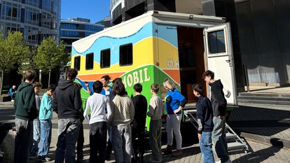 Kinder stehen vor dem Ökomobil