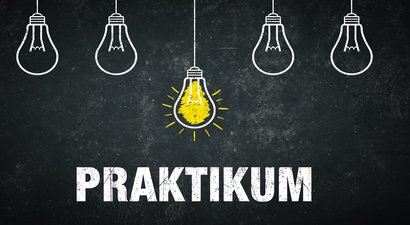 Bild zeigt hängende Glühbirnen mit Schriftzug "Praktikum"
