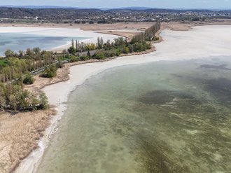 Drohnenaufnahme der Flachwasserzone am Reichenauer Damm bei Niedrigwasser im Ap-ril 2025, Pegel Radolfzell bei 237 cm