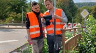 GNSS-Vermessung der Oberkante der Brücke in Ramshalden durch das Team des Betriebshofs Winterbach