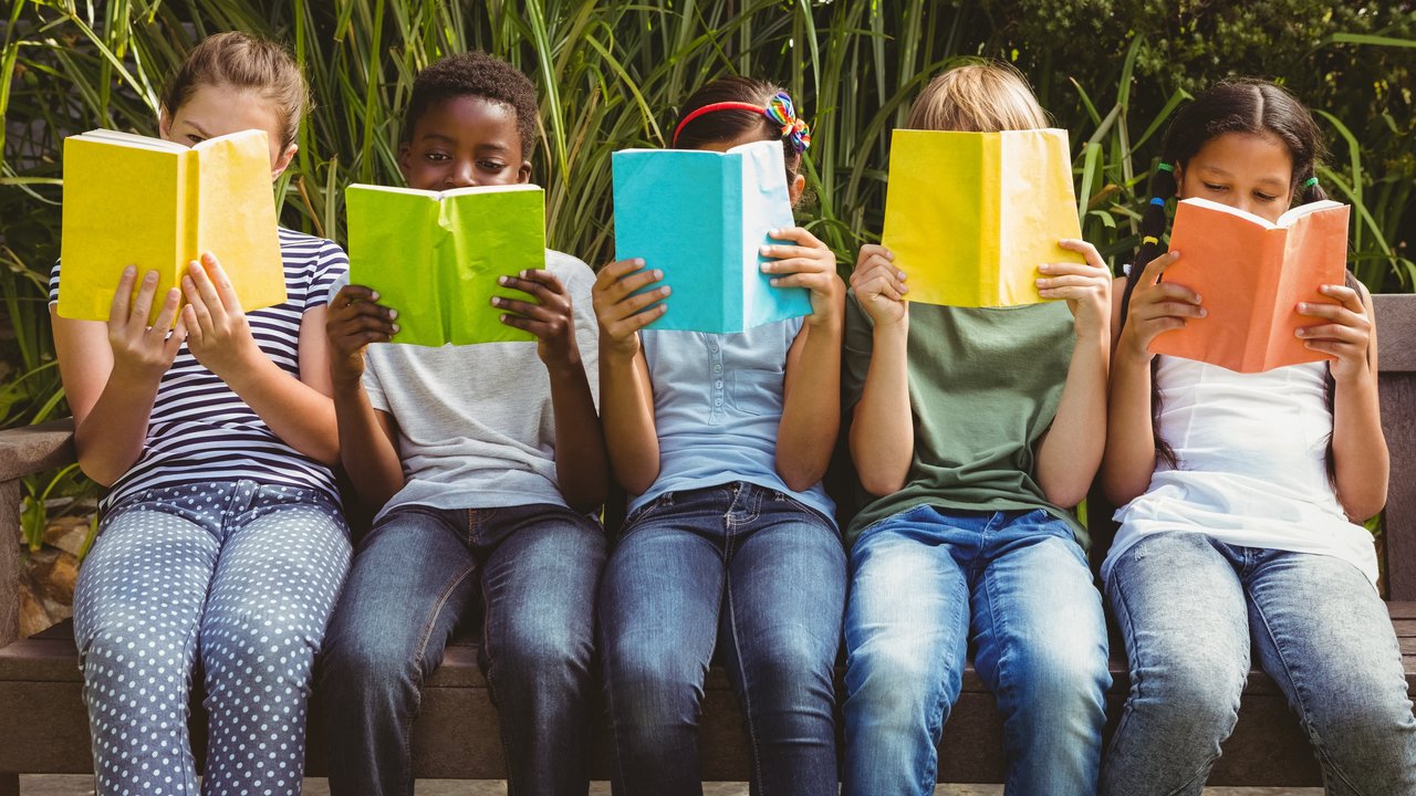 Individuelle Förderung Kinder lesen in unterschiedlichen Materialien