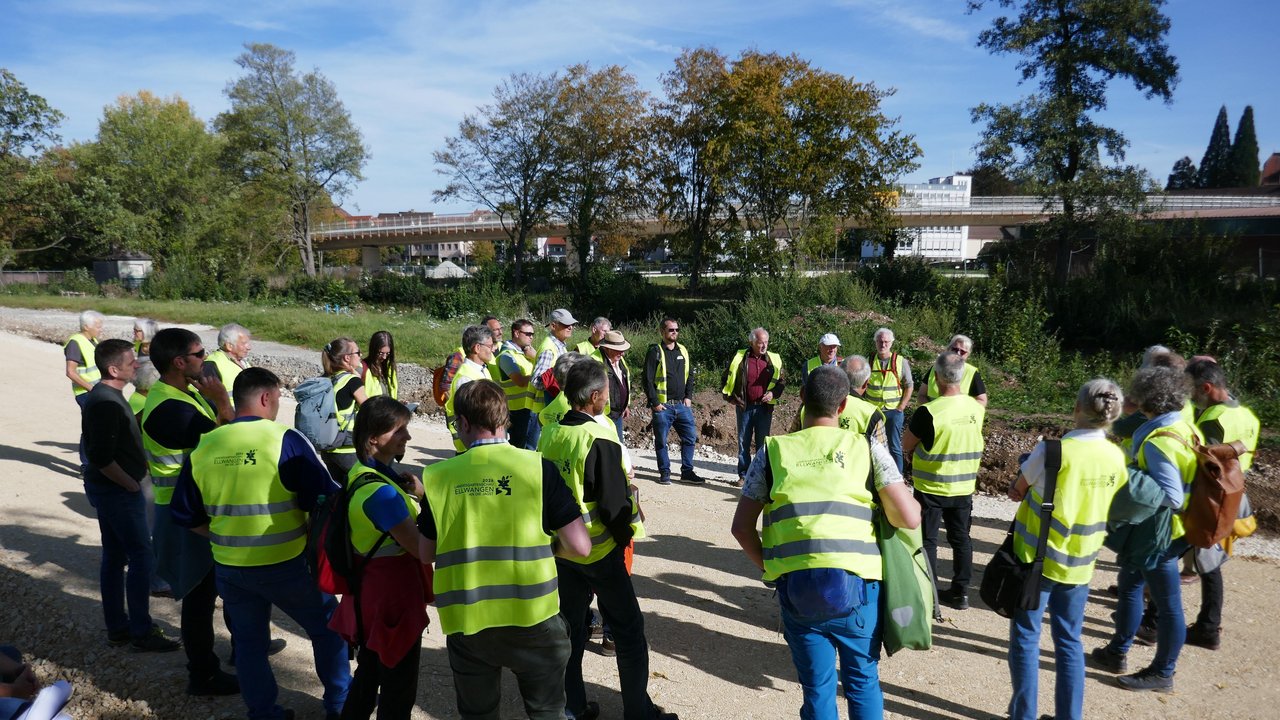 Eine Gruppe Menschen in Warnwesten auf dem Gelände der Landesgartenschau in Ellwangen