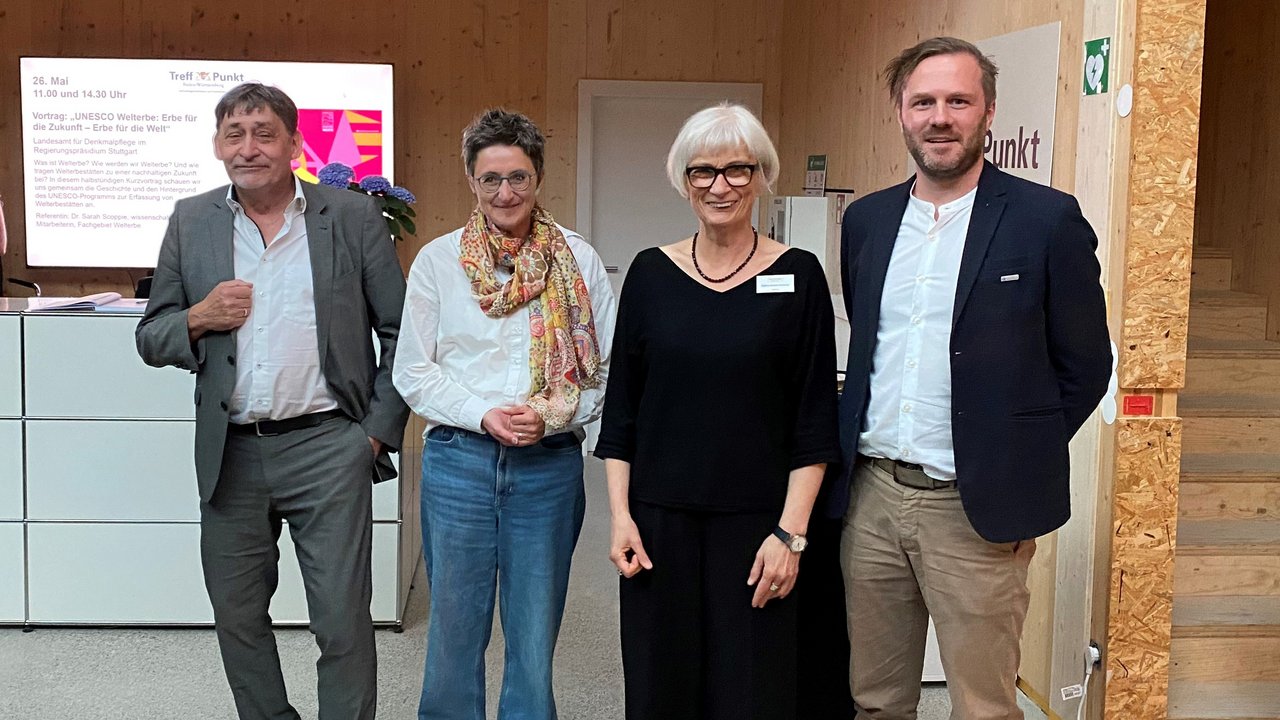 Gemeinsames Gruppenfoto: v.l.n.r.: Prof. Dr. Claus Wolf (Präsident des LAD im RPS), Edith Heppeler (Geschäftsführerin der Landesgartenschau Wangen im Allgäu 2024 GmbH), Sabine Schanz-Kollmar (Leiterin des Treffpunkts BW), Prof. Dr. Mario Jekle (1. Prodekan Fakultät Naturwissenschaften, Universität Hohenheim)