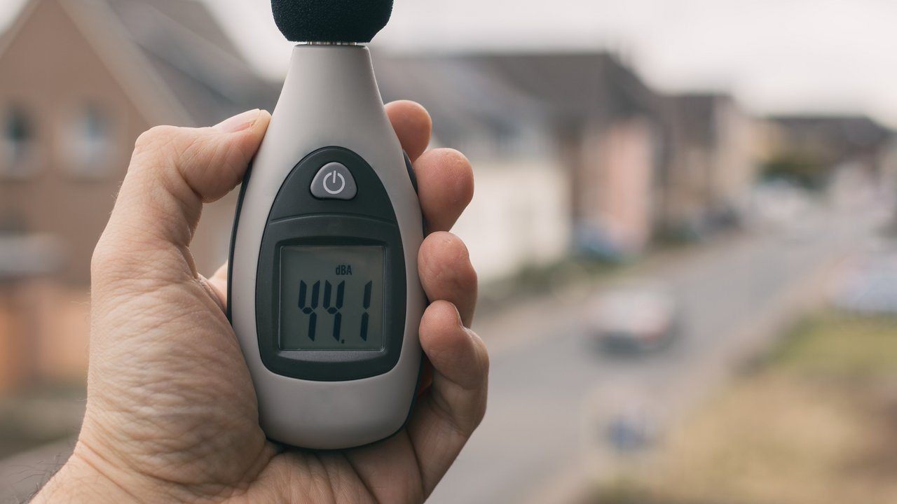 Schallpegelmessung an einer Straße im Wohngebiet