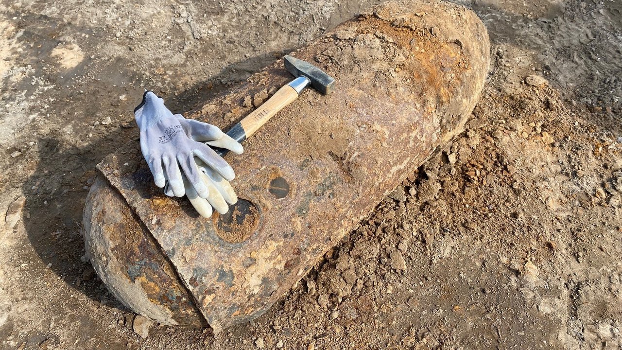 Bild zeigt eine freigelegte Brandbombe