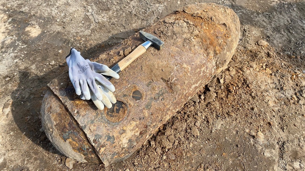 Bild zeigt eine freigelegte Brandbombe