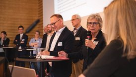 Mehrere Menschen im Gespräch