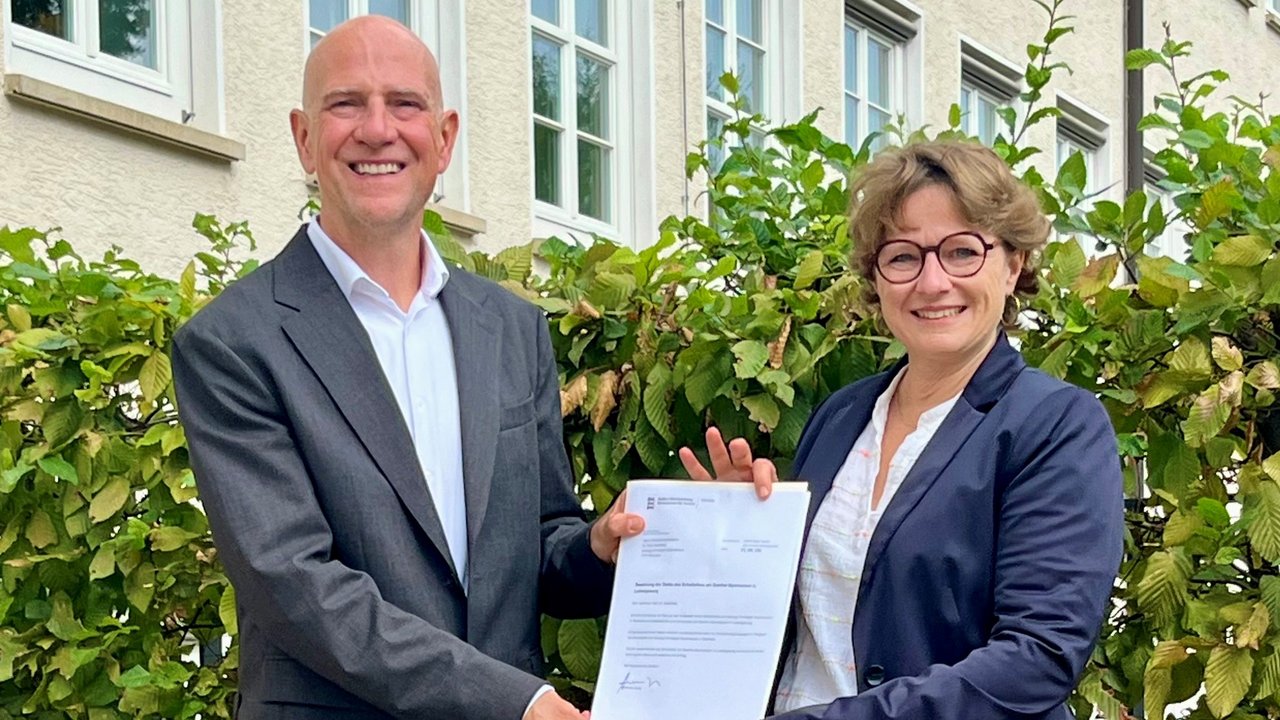 Kristina Klammt (rechts), zuständige Referentin am Regierungspräsidium Stuttgart, überreich Dr. Felix Stadtfeld (links) das Bestellungsschreiben von Kultusminister Andreas Jung.