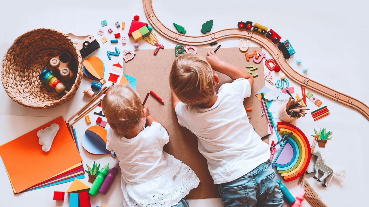Bild zeigt zwei Kinder beim Malen