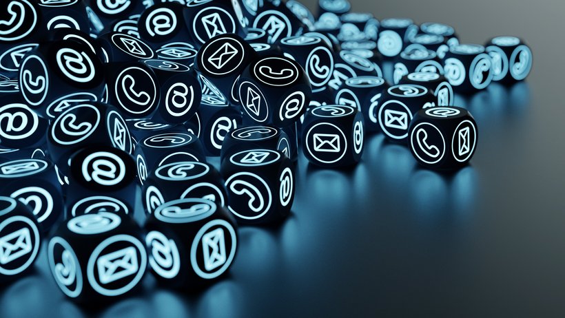 Kleine Buttons mit Kommunikationssymbolen auf einer glatten Fläche