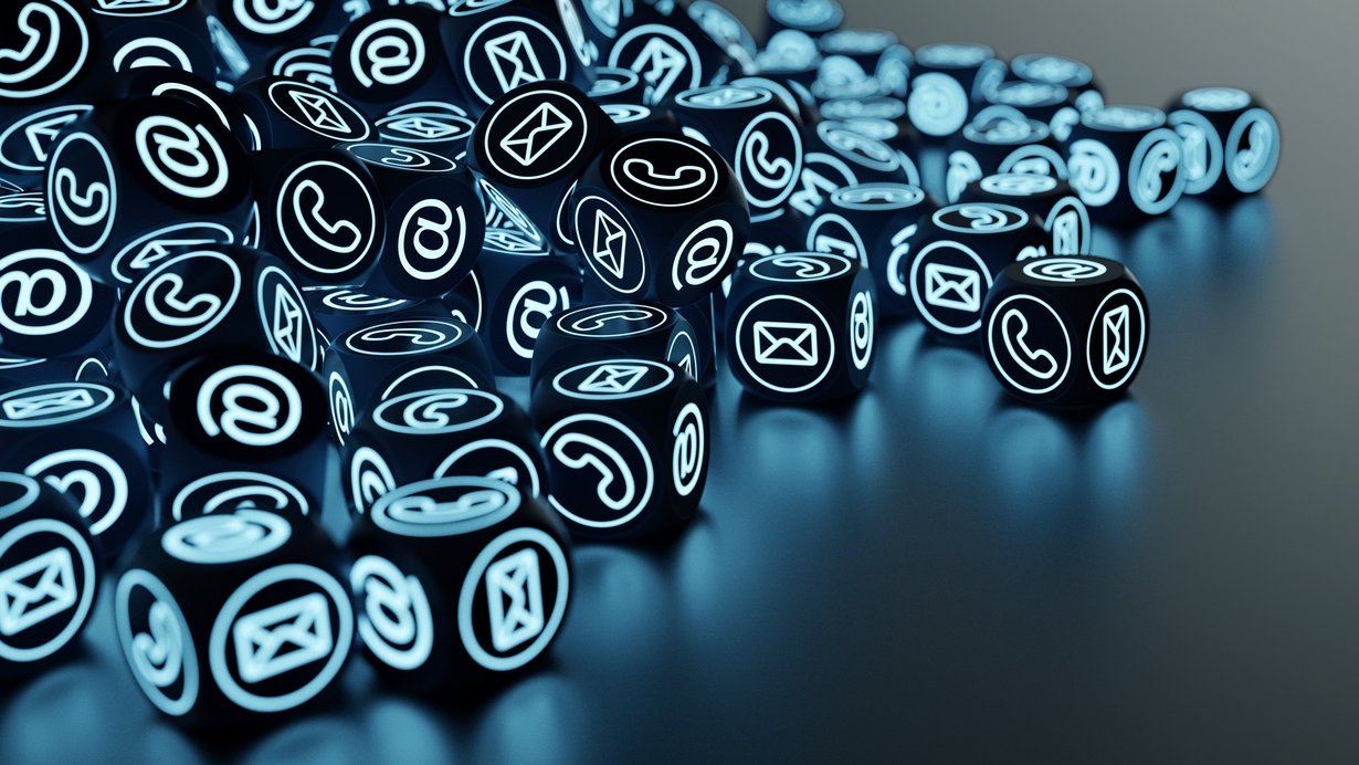 Kleine Buttons mit Kommunikationssymbolen auf einer glatten Fläche