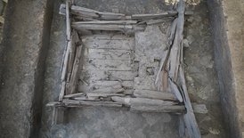 Übersichtsfoto der freigelegten Grabkammer mit Kammerwänden und Kammerbode