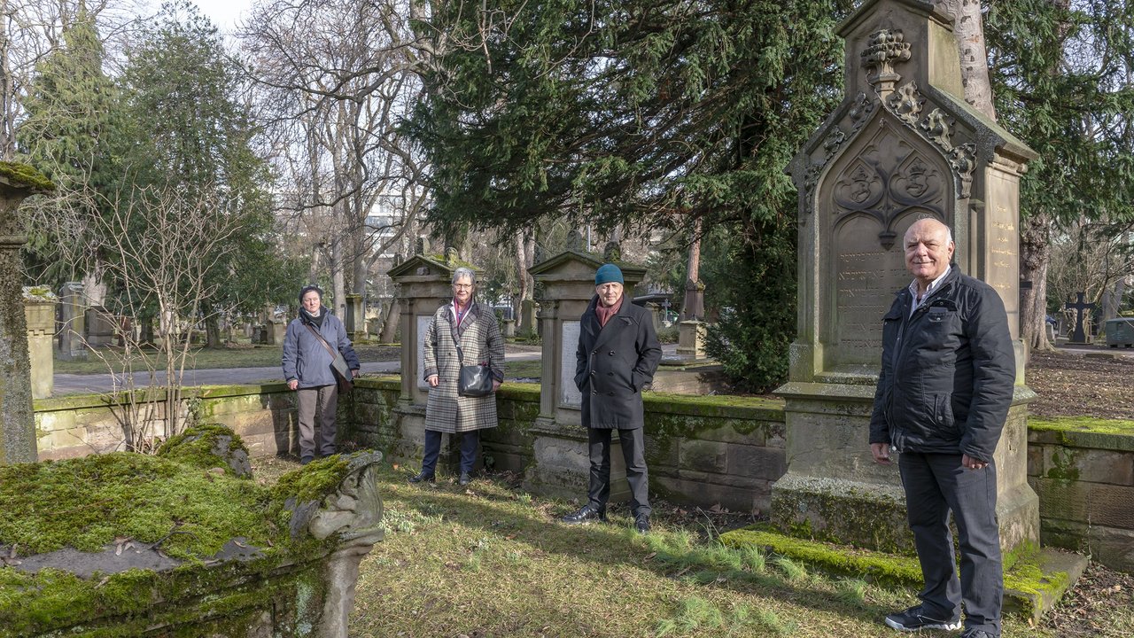 Von links: Juliane Weigele (Restauratorin), Ulrike Plate (LAD), Volker Schirner (Amtsleiter Garten-, Friedhofs- und Forstamt Stuttgart), Michael Kashi (Vorstand Israelitische Religionsgemeinschaft Württemberg)