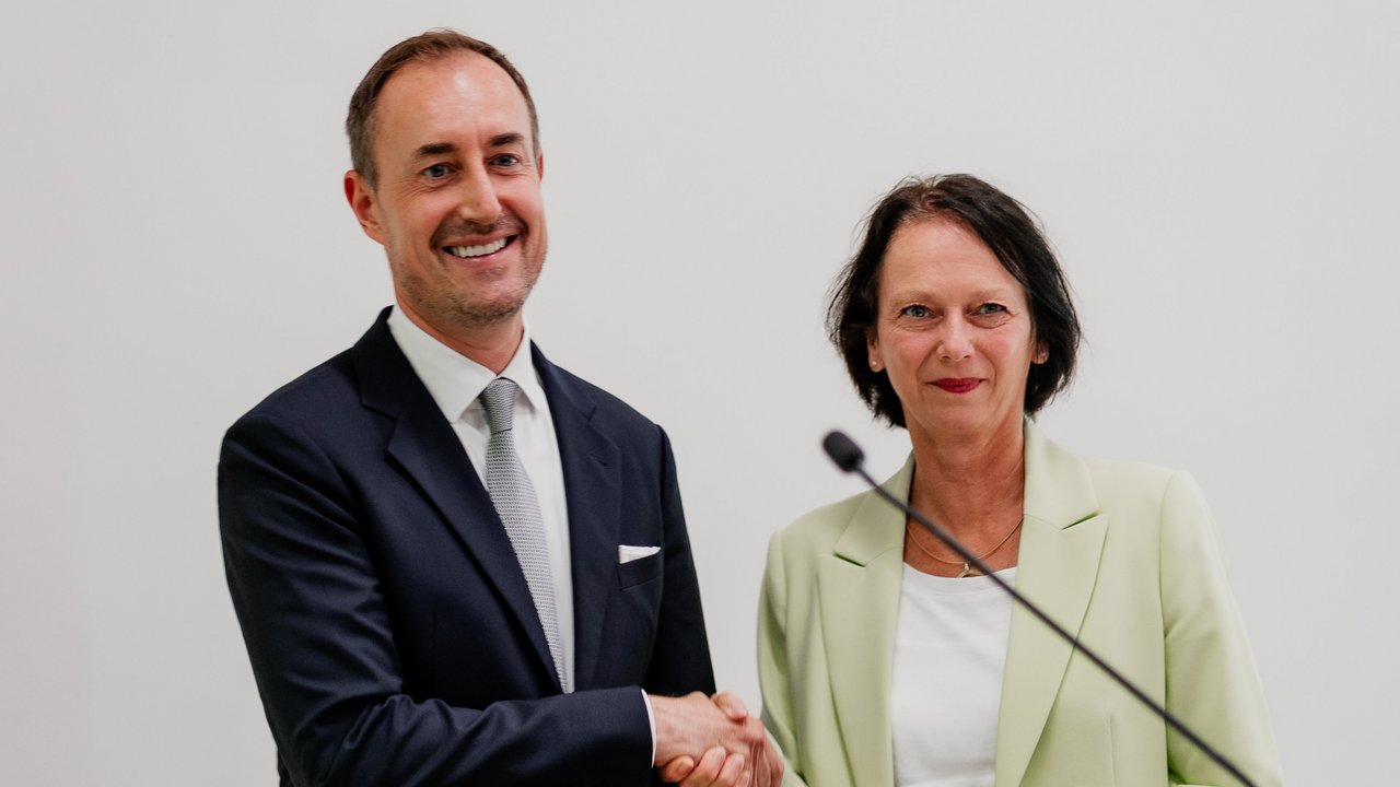Vereidigung und Verpflichtung von Landrat Markus Möller (links) durch Regierungspräsidentin Susanne Bay Vereidigung und Verpflichtung von Landrat Markus Möller (links) durch Regierungspräsidentin Susanne Bay
