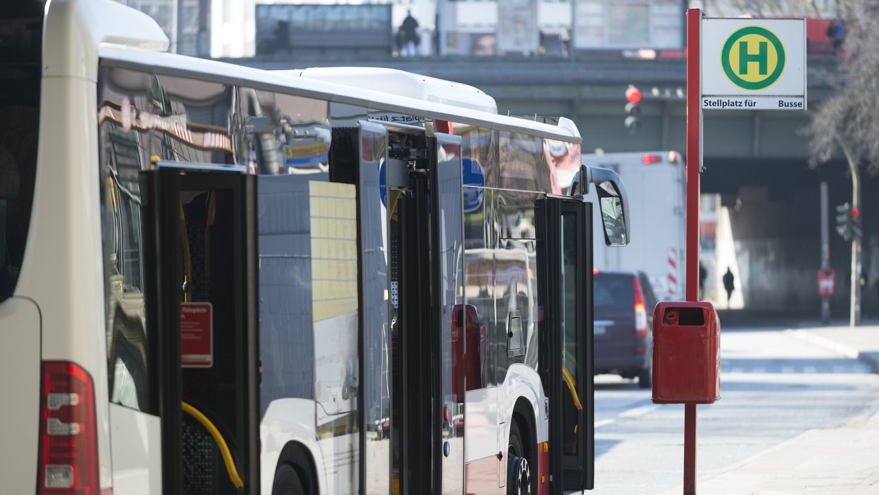 Bus an einer Bushaltestelle