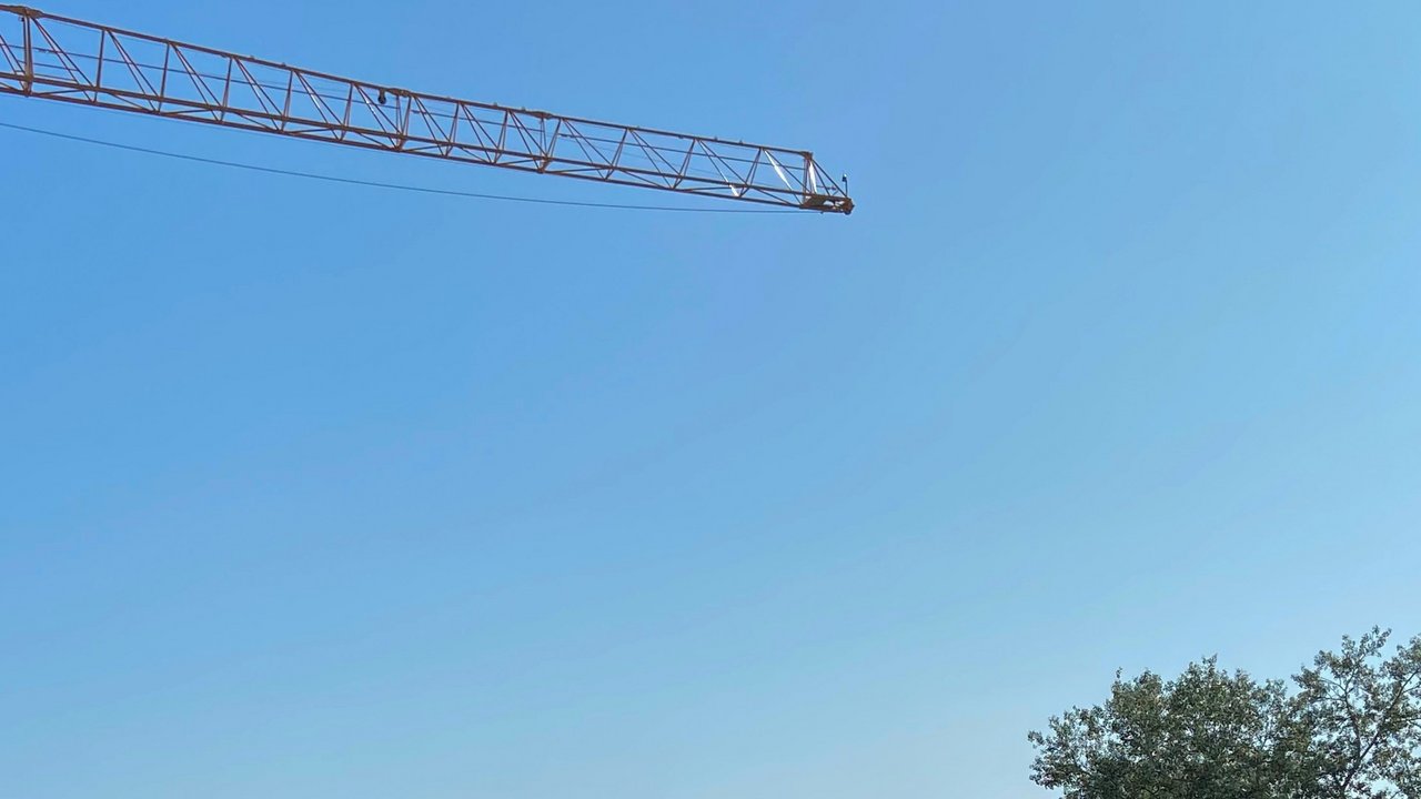 Bild zeigt Projektleiter Dr. Tim Weirich auf dem neuen westlichen Brückenbauwerk