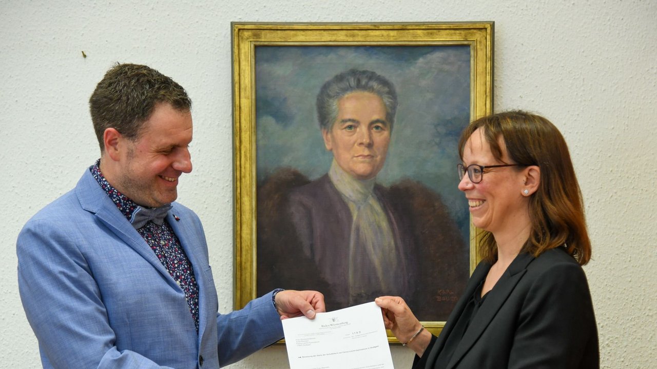 Jürgen Herr, zuständiger Referent am Regierungspräsidium Stuttgart, über-reicht Antje Rannert das Bestellungsschreiben