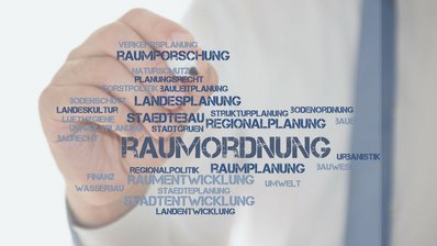 Mann schreibt Oranigramm mit Raumordnung