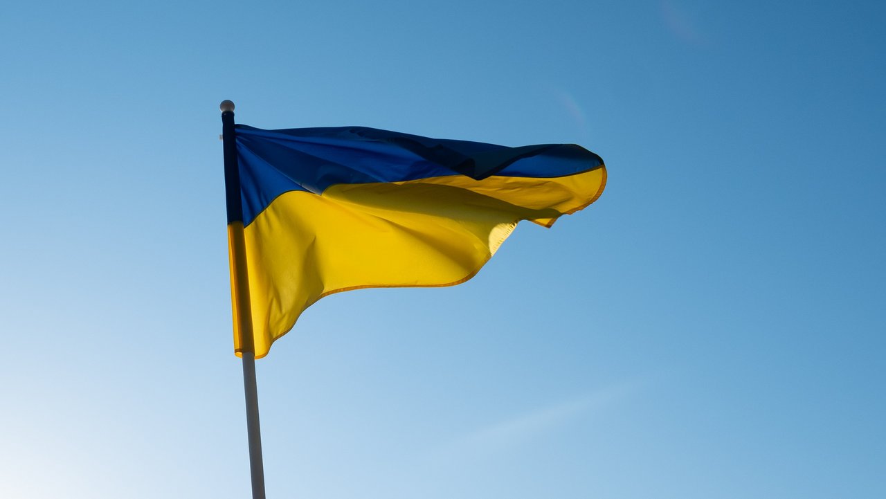 Ukrainische Flagge vor blauem Himmel