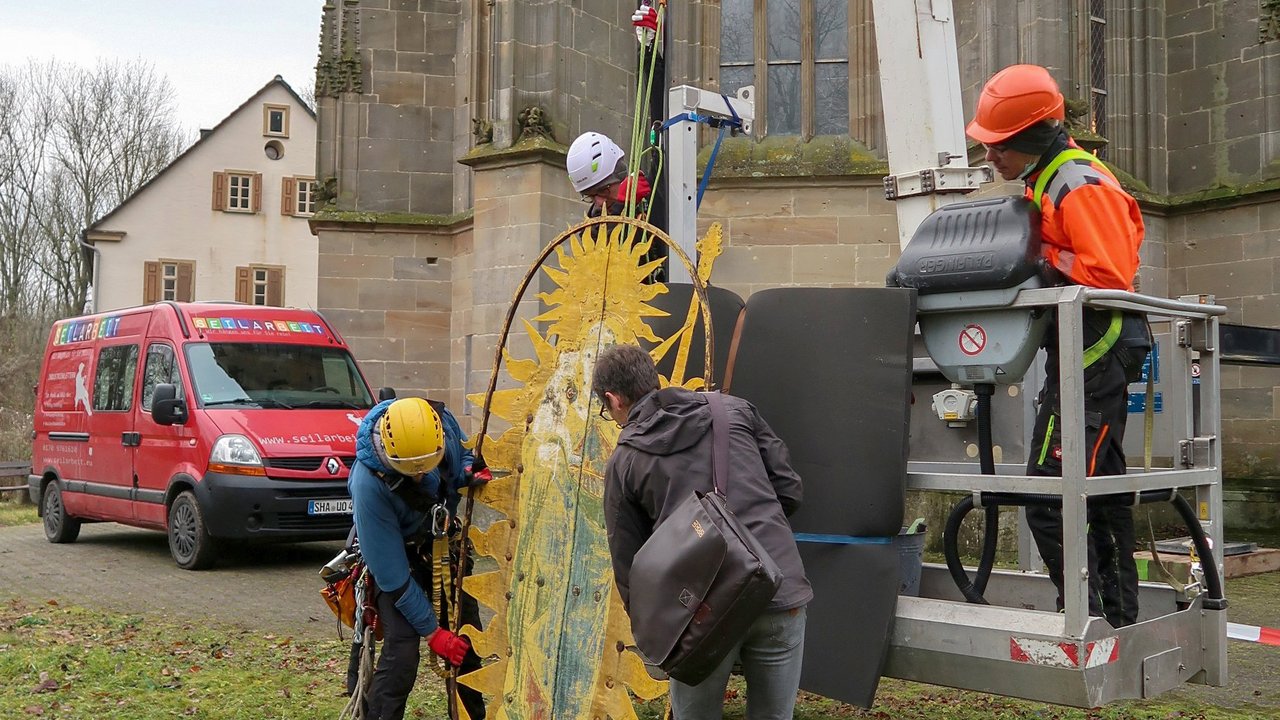 Die Madonna wird von den Industriekletterern abgeseilt