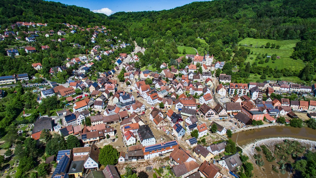 Bild zeigt Braunsbach von oben nach der Flut 2016