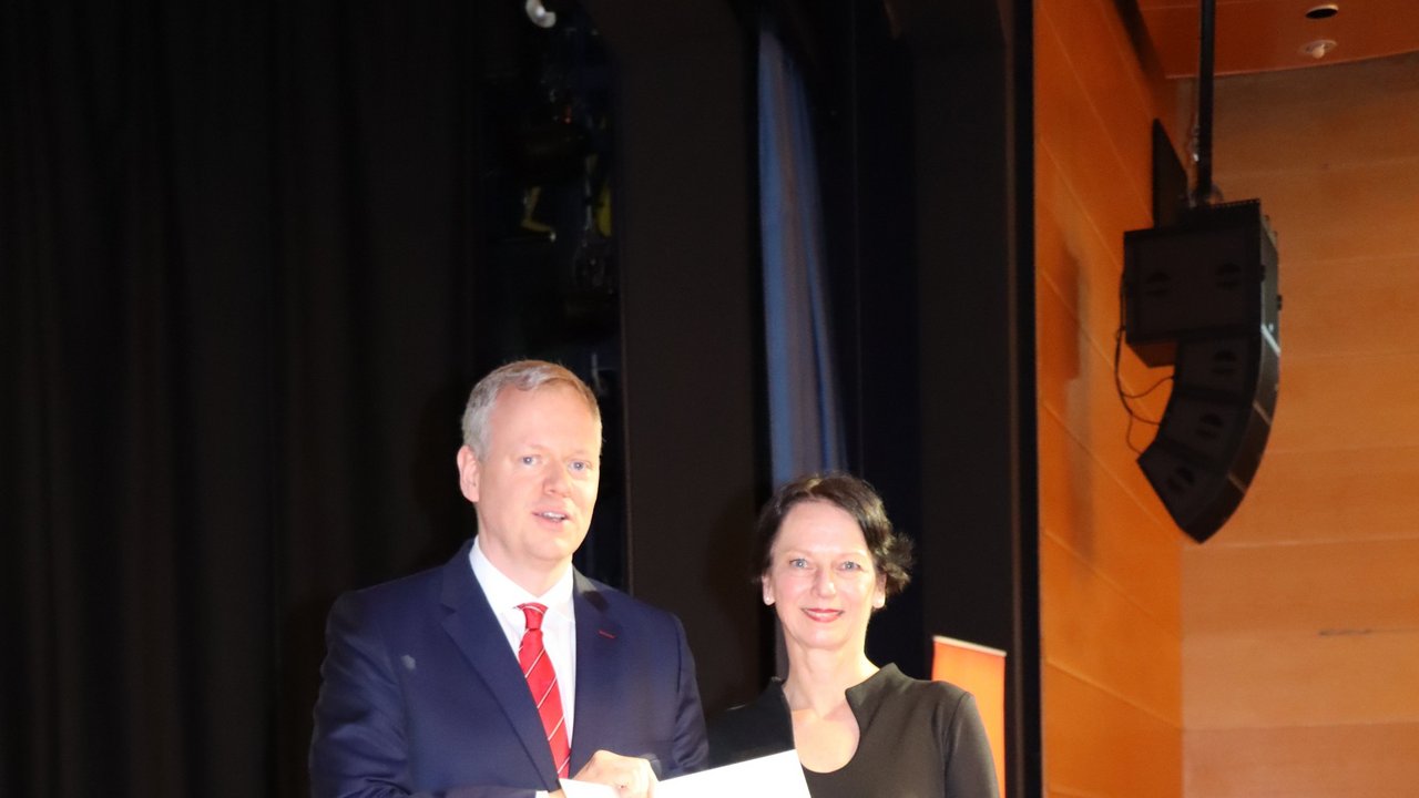 Regierungspräsidentin Susanne Bay verabschiedete Dr. Matthias Neth aus seinem Amt und dankte ihm für seinen engagierten Einsatz und die vertrauensvolle Zusammenarbeit.