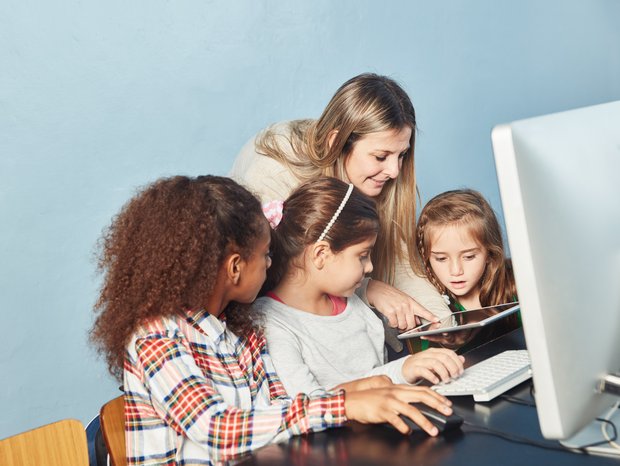 Mädchen am Computer im Informatik Unterricht Mädchen am Computer im Informatik Unterricht