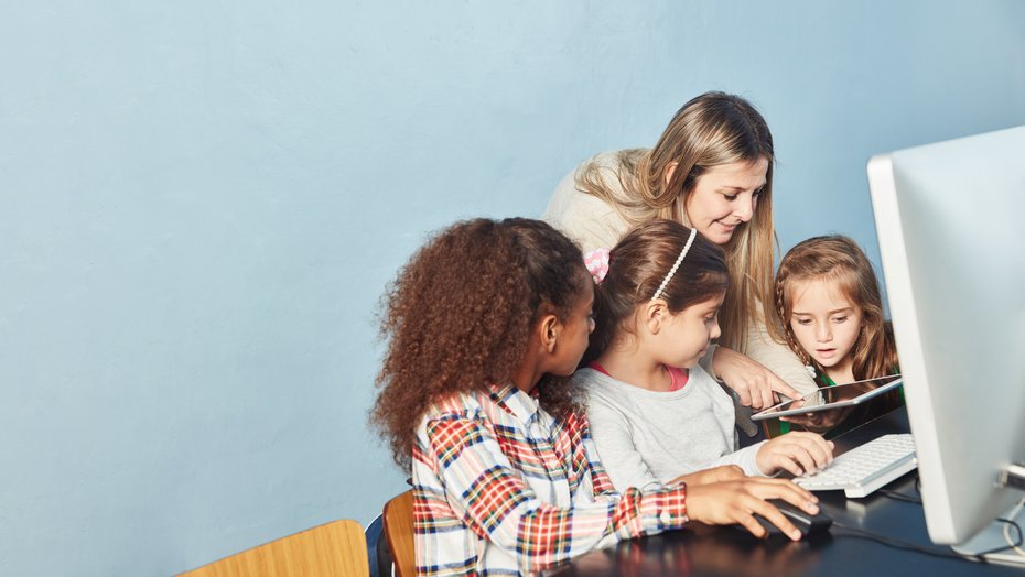 Mädchen am Computer im Informatik Unterricht Mädchen am Computer im Informatik Unterricht