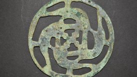 Bronzene Zierscheibe vom Gürtelgehänge aus einer Frauenbestattung des 7. Jh