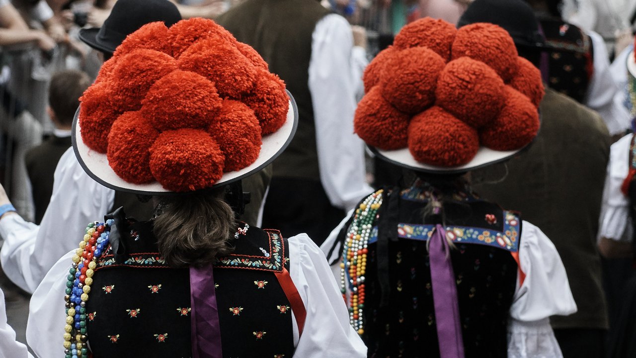 Symbolbild: Frauen in Schwarzwälder Tracht mit Bollenhut
