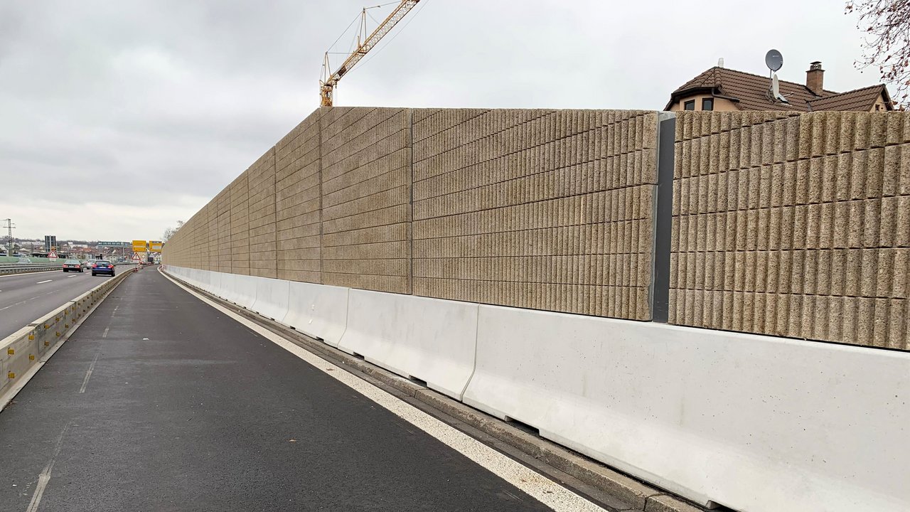 Fertiggestellte Lärmschutzwand