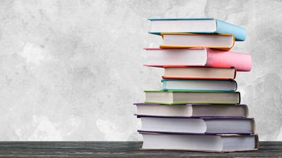 Ein Bücherstapel liegt auf dem Boden